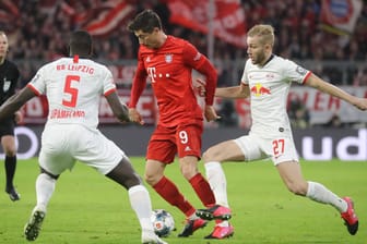 Mit vereinten Kräften gegen Bayerns Lewandowski: Konrad Laimer (r.) und Dayot Upamecano.