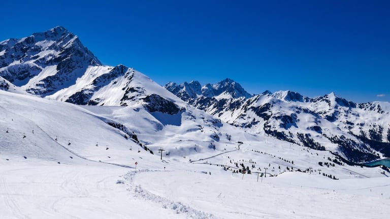 Ein Ski-Gebiet in Tirol: Ein Mann aus Deutschland kam beim Skifahren von der Piste ab und verunglückte tödlich. (Symbolfoto)