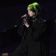 Billie Eilish: Sie sang während des "In Memoriam"-Videos.