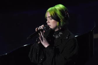 Billie Eilish: Sie sang während des "In Memoriam"-Videos.