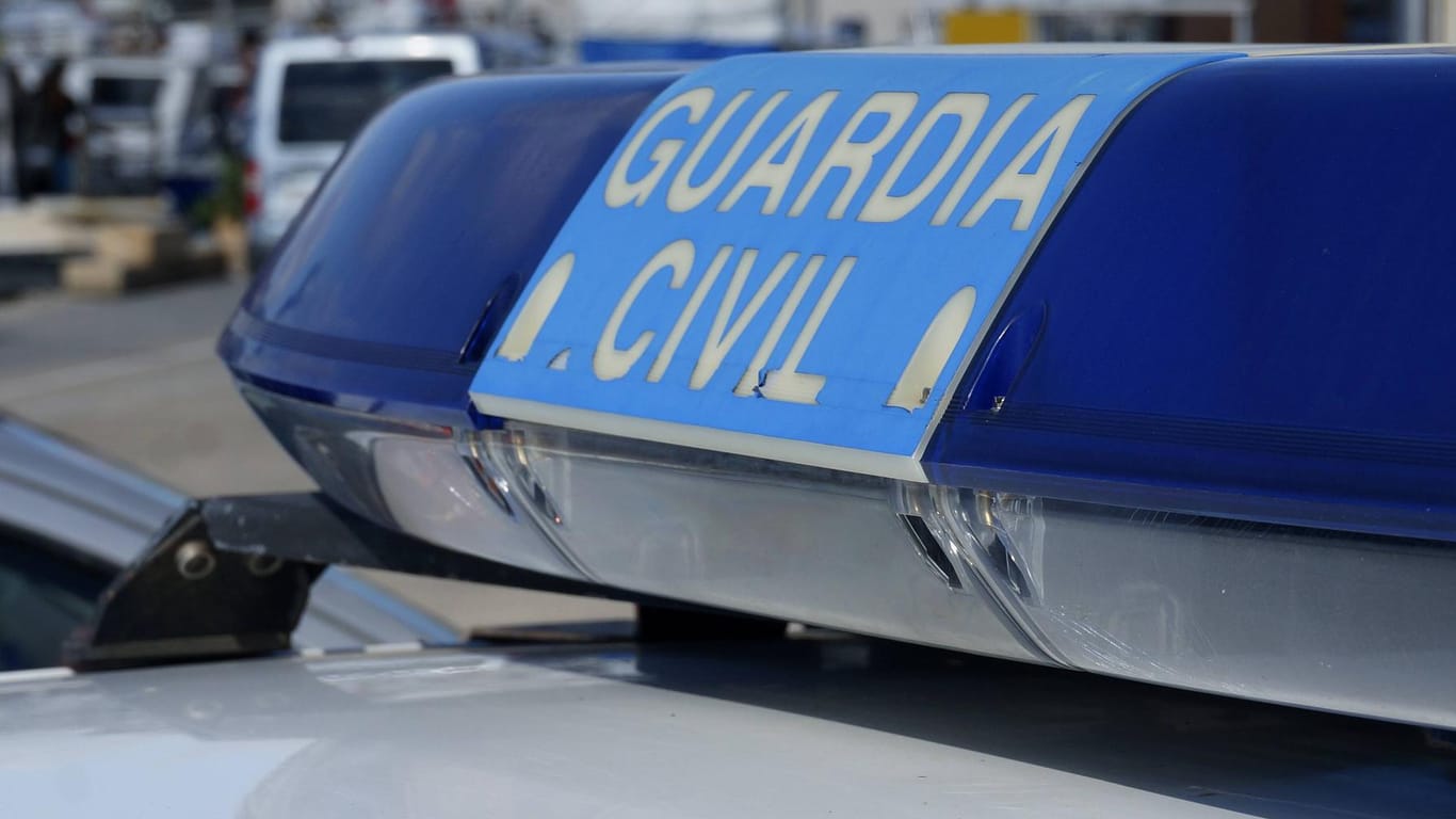 Das Blaulicht eines spanischen Polizeifahrzeugs: Einsatzkräfte haben einen toten Säugling aus einem Fluss geborgen.