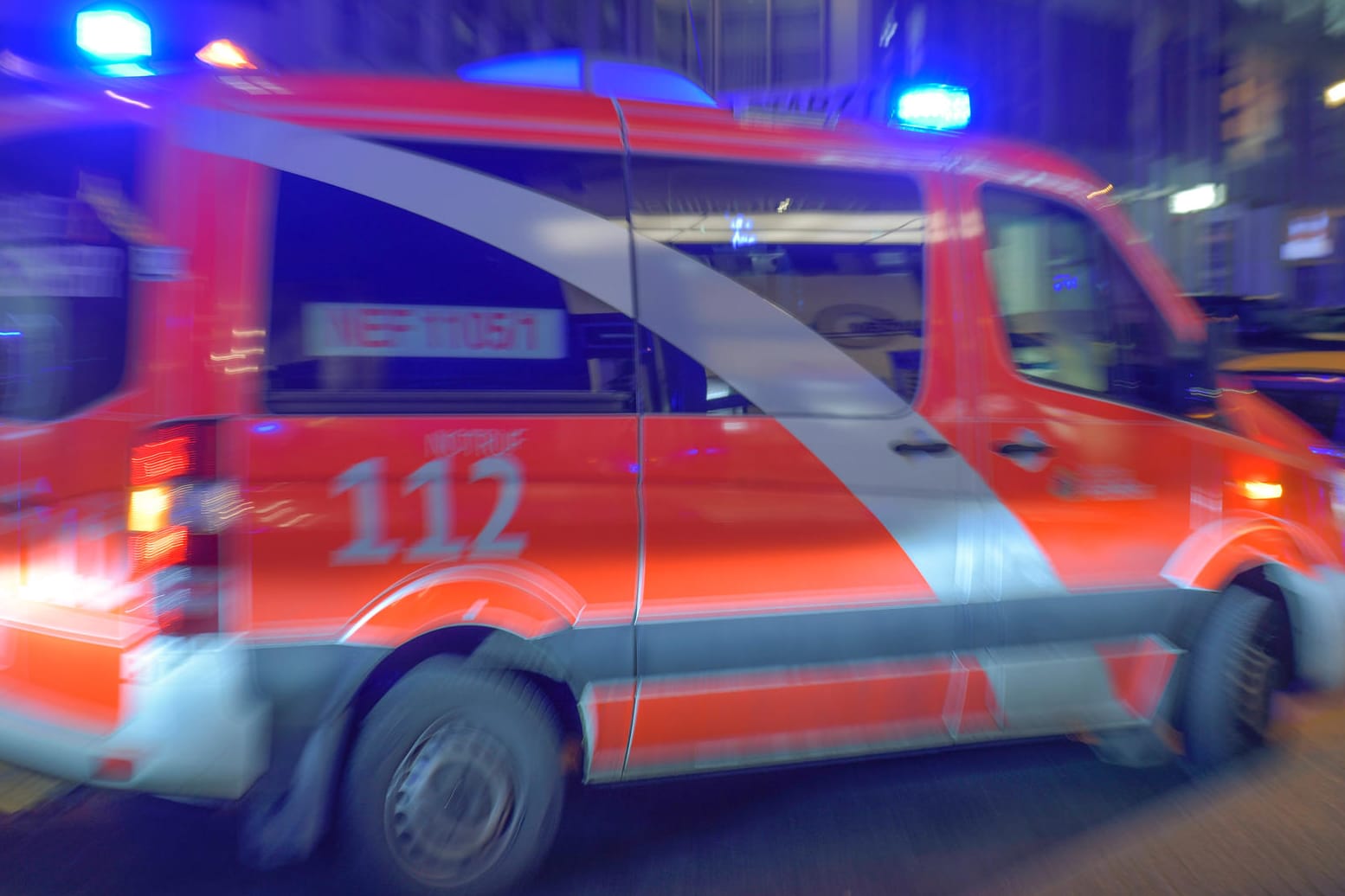 Ein Rettungswagen im Einsatz: In Oberhausen wurde ein kleines Mädchen in einer Gaststätte geboren – bei laufendem Betrieb. (Symbolfoto)