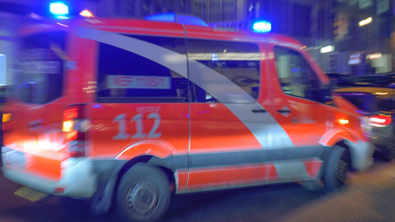 Ein Rettungswagen im Einsatz: In Oberhausen wurde ein kleines Mädchen in einer Gaststätte geboren – bei laufendem Betrieb. (Symbolfoto)