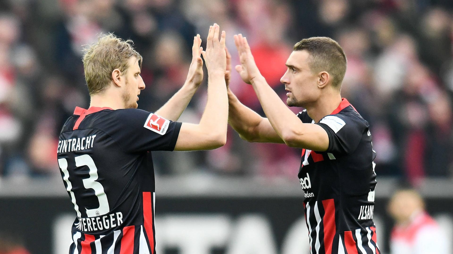 Martin Hinteregger und Stefan Ilsanker klatschen ab: Die beiden Eintracht-Profis stehen zur Wahl als Fußballer des Jahres.