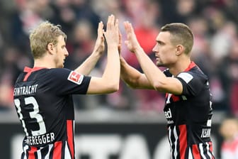 Martin Hinteregger und Stefan Ilsanker klatschen ab: Die beiden Eintracht-Profis stehen zur Wahl als Fußballer des Jahres.