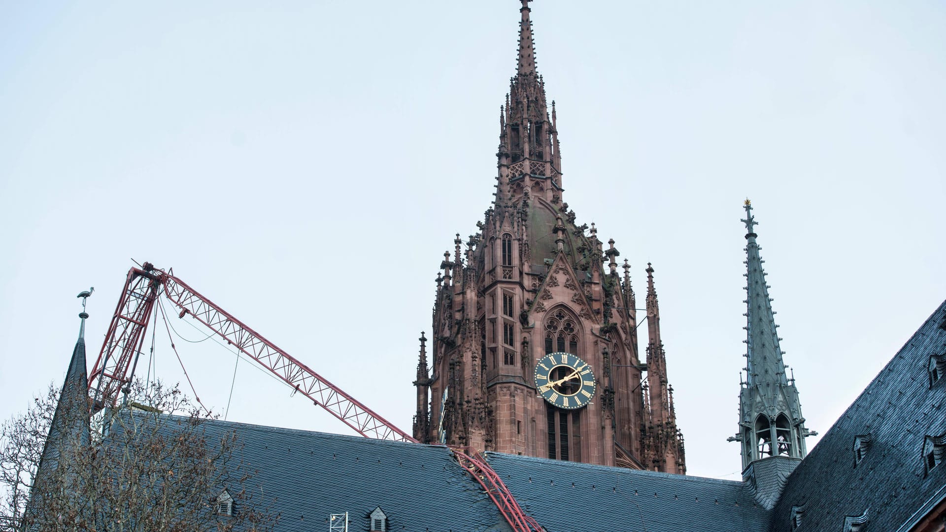 Der Sturm hat einen Dachschaden am Frankfurter Dom verursacht.