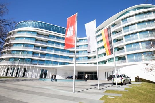 Ein Blick auf das Hotel "The Fontenay" in Hamburg