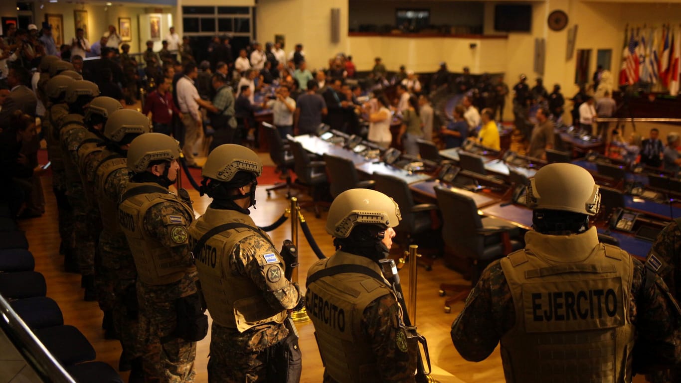 Bewaffnete Soldaten im Sitzungssaal des salvadorianischen Parlaments: Seit dem Bürgerkrieg von 1992 kam es nicht zu vergleichbaren Szenen im Land.