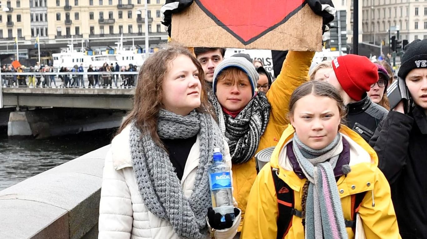 Greta Thunberg (rechts) und Schwester Beata (links): Die Schwestern unterstützen einander. Hier sind sie bei einem Klimastreik in Stockholm zu sehen. (Archivbild)