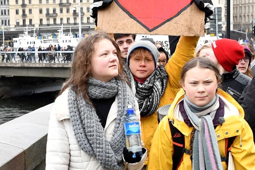 Greta Thunberg (rechts) und Schwester Beata (links): Die Schwestern unterstützen einander. Hier sind sie bei einem Klimastreik in Stockholm zu sehen. (Archivbild)