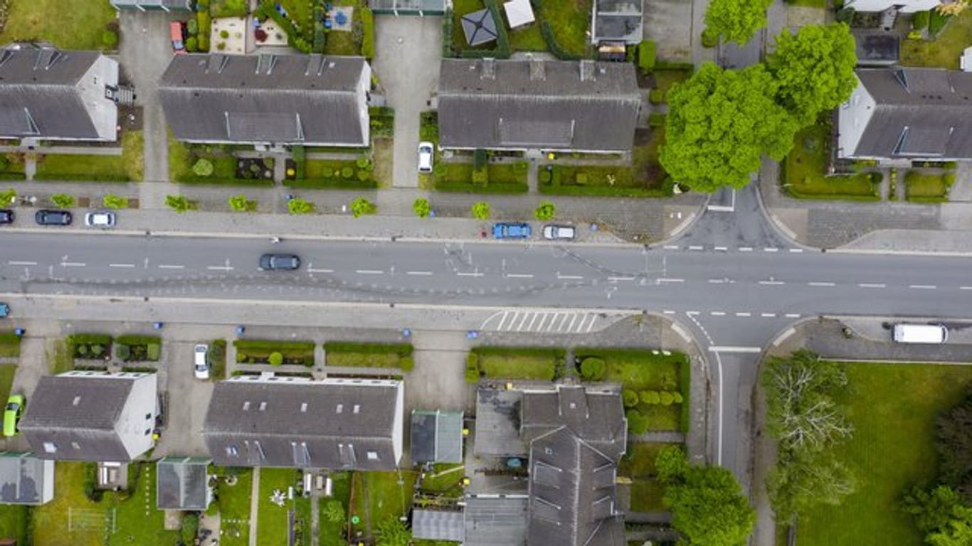 Vor dem Landgericht Kleve hat der Prozess gegen zwei Männer begonnen, die sich auf dieser zweispurigen Wohnstraße in Moers ein tödliches Autorennen geliefert haben.