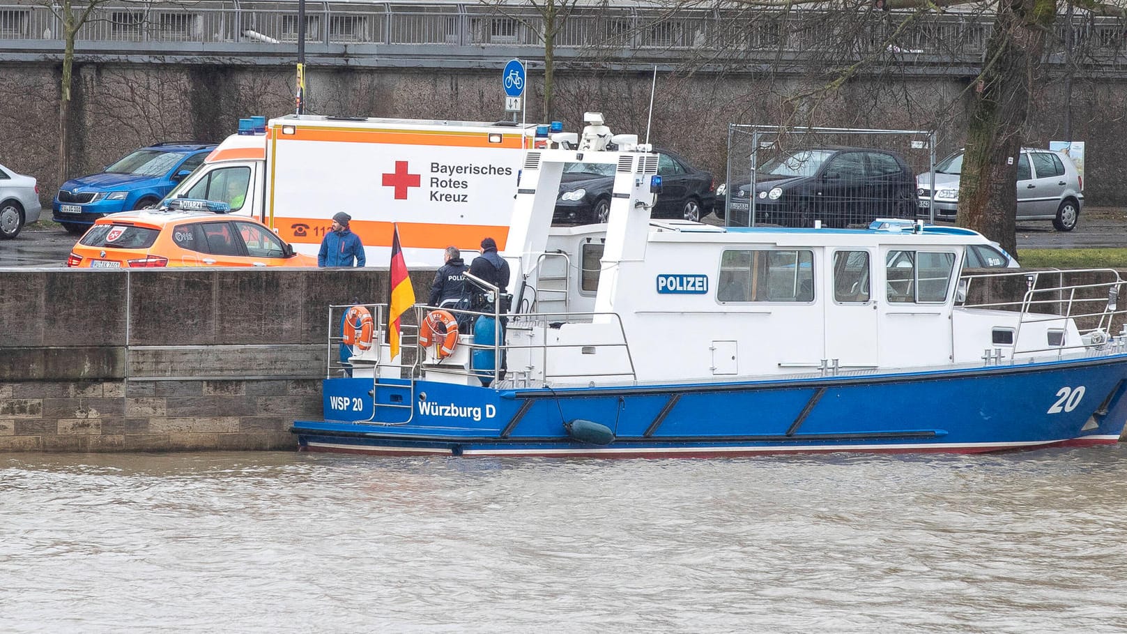 Rettungskräfte auf dem Main in Würzburg: Eine Frau war dort in Not geraten.