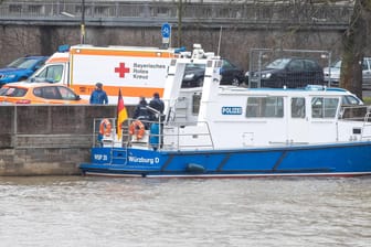 Rettungskräfte auf dem Main in Würzburg: Eine Frau war dort in Not geraten.