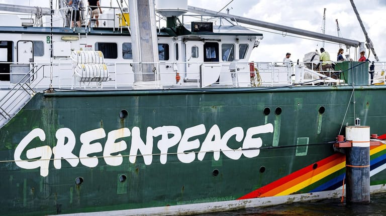 Greenpeace-Schiff Rainbow Warrior im Hafen von Amsterdam