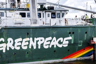 Greenpeace-Schiff Rainbow Warrior im Hafen von Amsterdam