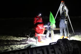 Die Crew des Forschungsschiffs: Der Forscher Christian Katlein (r.) arbeitet seit zwei Monaten auf der "Polarstern".