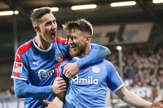 Holstein Kiels Salih Özcan (r) und Phil Neumann feiern Özcans Tor zum 1:0 gegen den FC St.