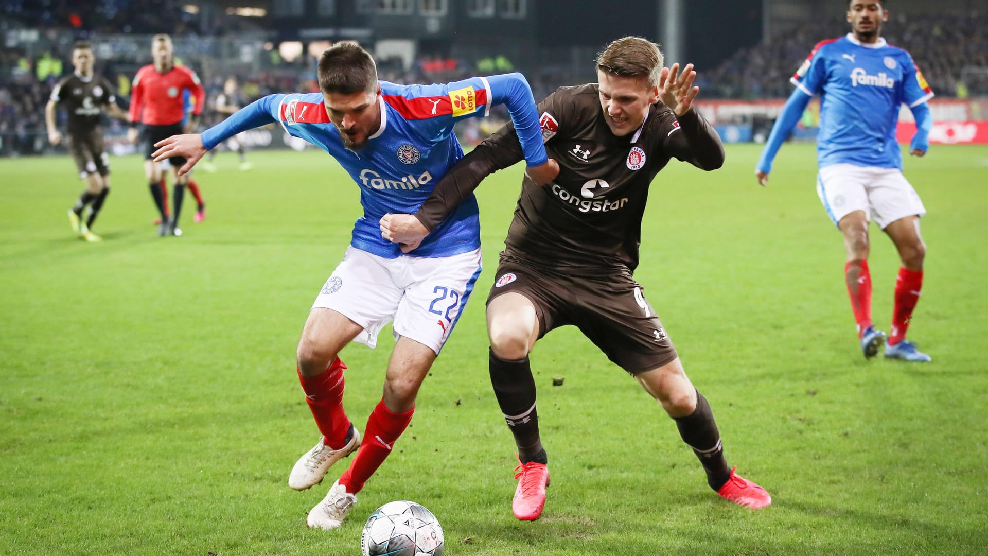 Holstein Kiel - FC St. Pauli: Die Zuschauer des Nordderbys sahen eine irre Schlussphase. Holstein Kiel - FC St. Pauli: Die Zuschauer des Nordderbys sahen eine irre Schlussphase.