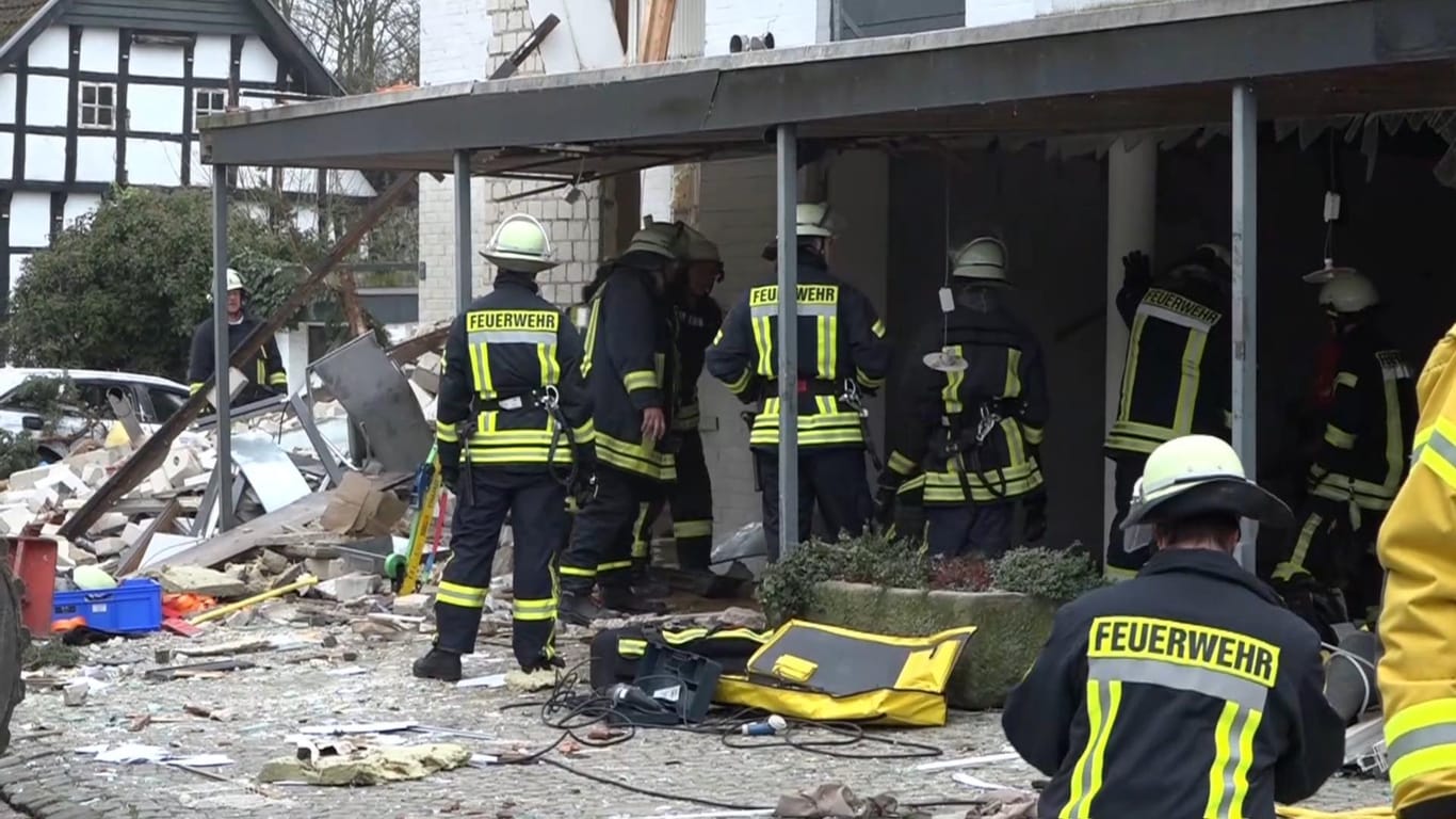 Gasexplosion in Mehrfamilienhaus: Ein Feuerwehrmann wurde aus den Trümmern geborgen.