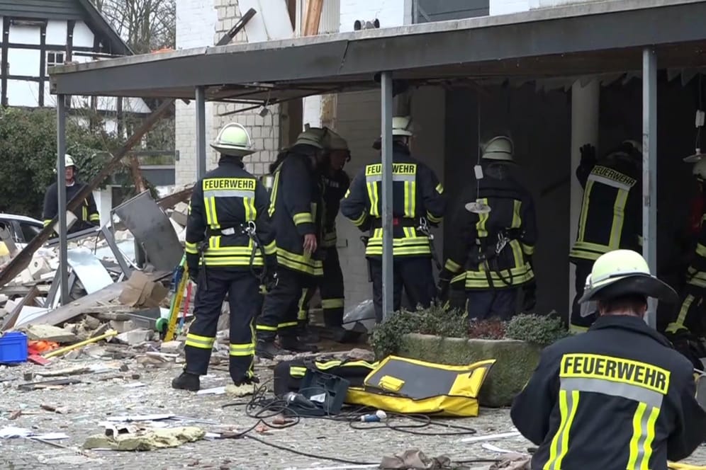 Gasexplosion in Mehrfamilienhaus: Ein Feuerwehrmann wurde aus den Trümmern geborgen.