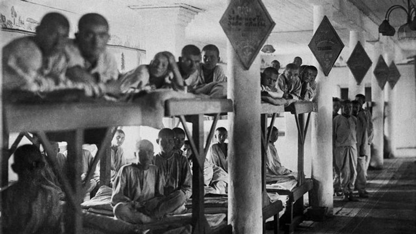 Junge Häftlinge im Lager Molotowsk (Sewerodwinsk) im Jahr 1944.