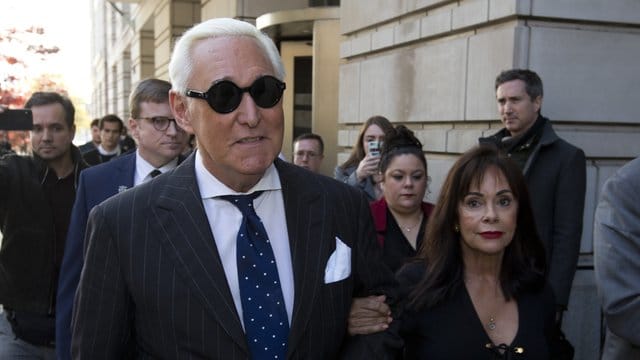 Roger Stone (l) verlässt mit seiner Frau das Bundesgericht in Washington: Trump hatte sich per Twitter zu dem Verfahren geäußert.