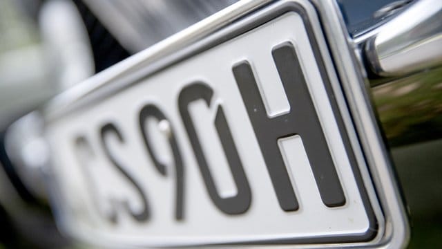 Für die Erteilung des H-Kennzeichens muss das Fahrzeug älter als 30 Jahre sein. Für die Erteilung des H-Kennzeichens muss das Fahrzeug älter als 30 Jahre sein.