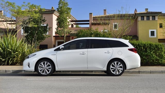 Der Toyota Auris - wie hier die Variante Hybrid Touring Sports (ab 2013) - gilt als beliebter und zuverlässiger Gebrauchtwagen.