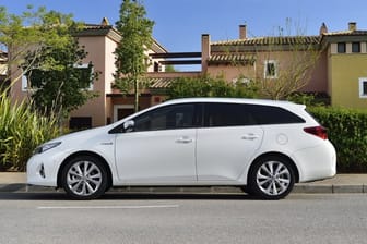 Der Toyota Auris - wie hier die Variante Hybrid Touring Sports (ab 2013) - gilt als beliebter und zuverlässiger Gebrauchtwagen.