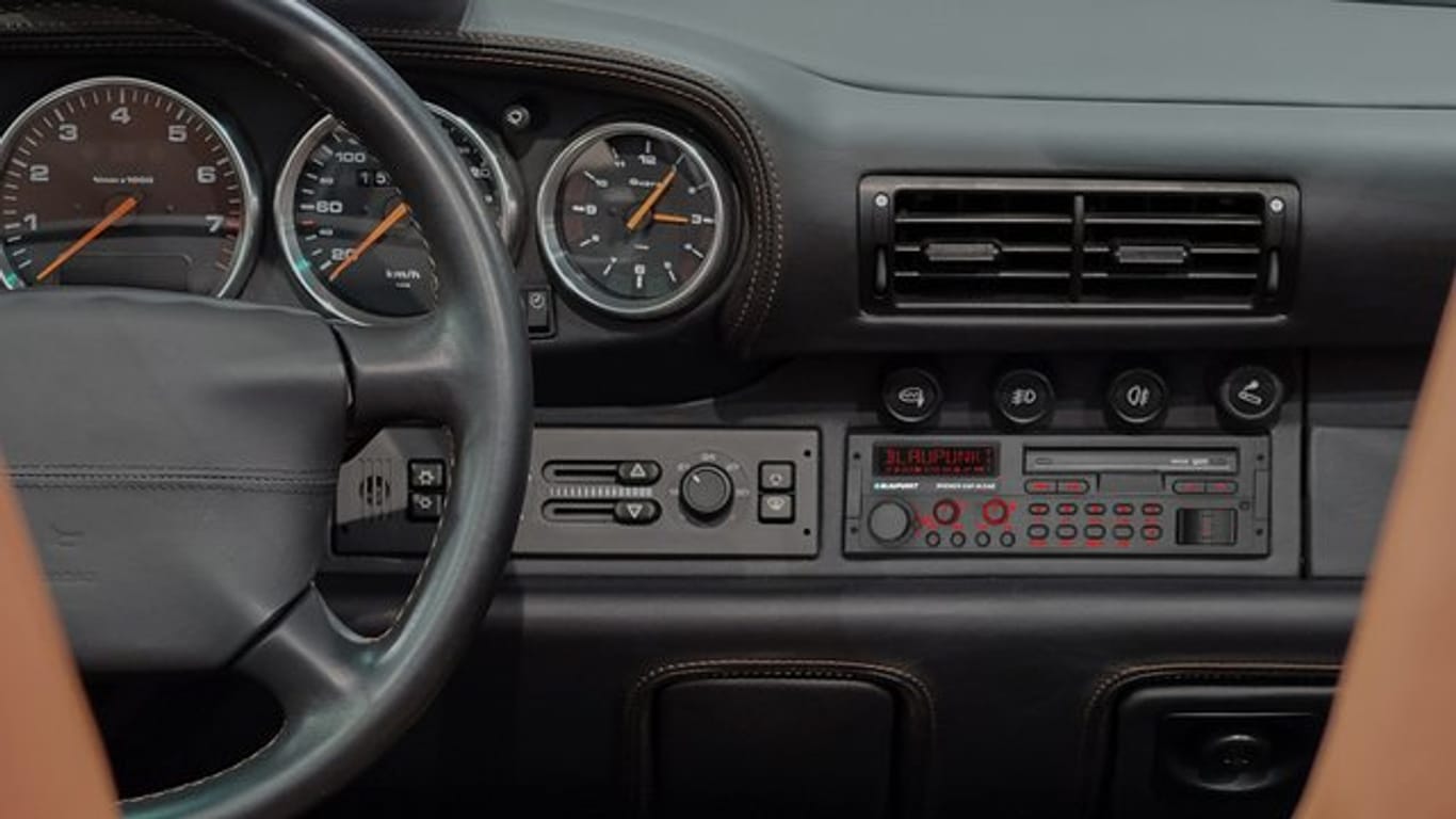 Blaupunkt bietet mit dem Bremen SQR46 DAB+ ein Autoradio mit moderner Technik in der Optik der 1980er Jahre an.