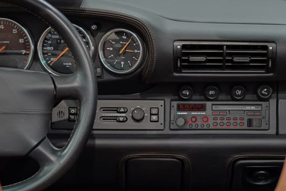 Blaupunkt bietet mit dem Bremen SQR46 DAB+ ein Autoradio mit moderner Technik in der Optik der 1980er Jahre an.