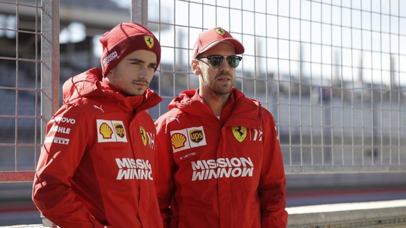 In Erwartung ihres neuen Dienstwagens: Die Ferrari-Piloten Charles Leclerc (l) und Sebastian Vettel.