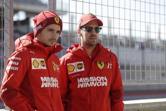 In Erwartung ihres neuen Dienstwagens: Die Ferrari-Piloten Charles Leclerc (l) und Sebastian Vettel.