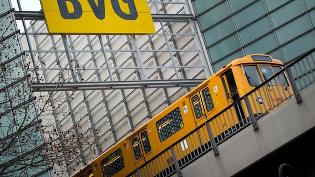 Eine U-Bahn fährt in Berlin unter einem Schild mit der Aufschrift "BVG" vorbei: Die Zahl der Angriffe auf Kontrolleure, Busfahrer und Fahrgäste ist gestiegen.