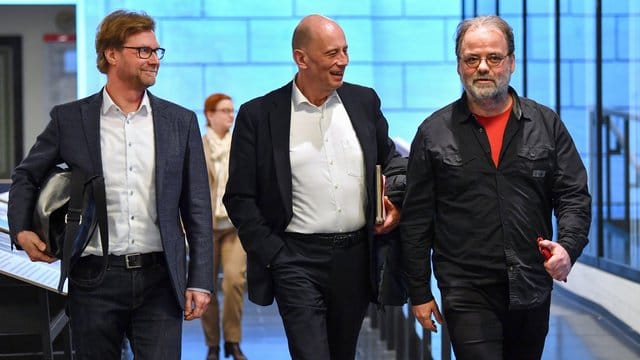 Adams (Bündnis 90/Die Grünen, l-r), Tiefensee (SPD) und Dittes (Die Linke), gehen gemeinsam durch den Thüringer Landtag. Adams (Bündnis 90/Die Grünen, l-r), Tiefensee (SPD) und Dittes (Die Linke), gehen gemeinsam durch den Thüringer Landtag.
