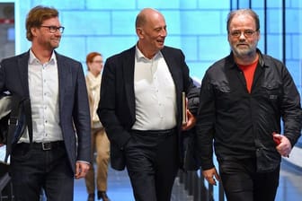 Adams (Bündnis 90/Die Grünen, l-r), Tiefensee (SPD) und Dittes (Die Linke), gehen gemeinsam durch den Thüringer Landtag.