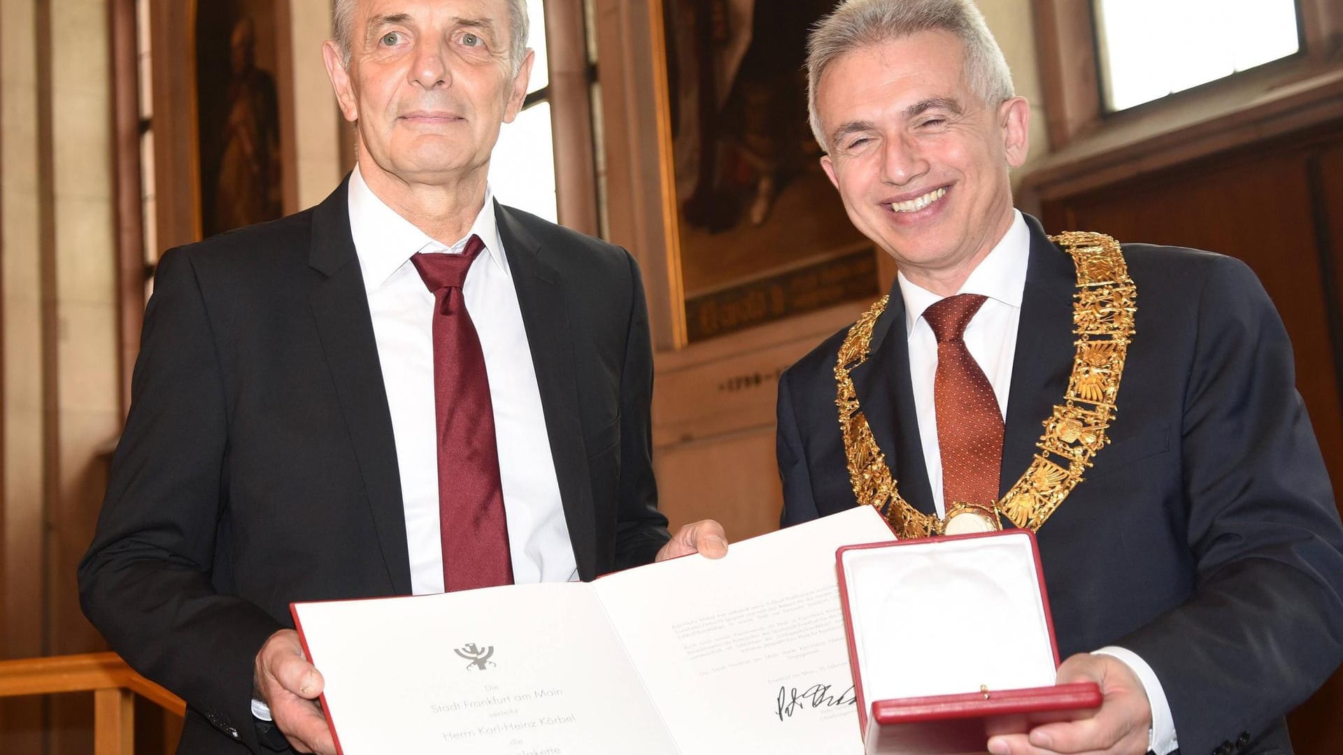 Charly Körbel (links) mit OB Peter Feldmann: Körbel erhielt die Ehrenplakette der Stadt Frankfurt.