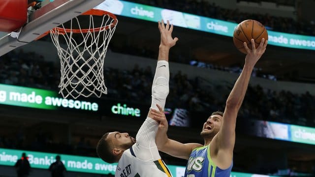Maximilian Kleber (r) kam auf 23 Einsatzminuten, fünf Punkte und zwei Rebounds.