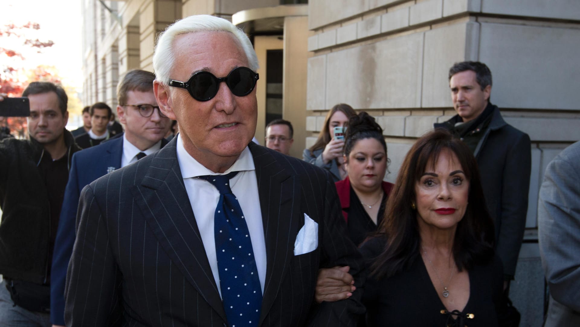 Roger Stone verlässt mit seiner Frau das Bundesgericht in Washington: Die Untersuchungen des Sonderermittlers Robert Mueller brachten Stone in Bedrängnis. (Archivbild) Roger Stone verlässt mit seiner Frau das Bundesgericht in Washington: Die Untersuchungen des Sonderermittlers Robert Mueller brachten Stone in Bedrängnis. (Archivbild)
