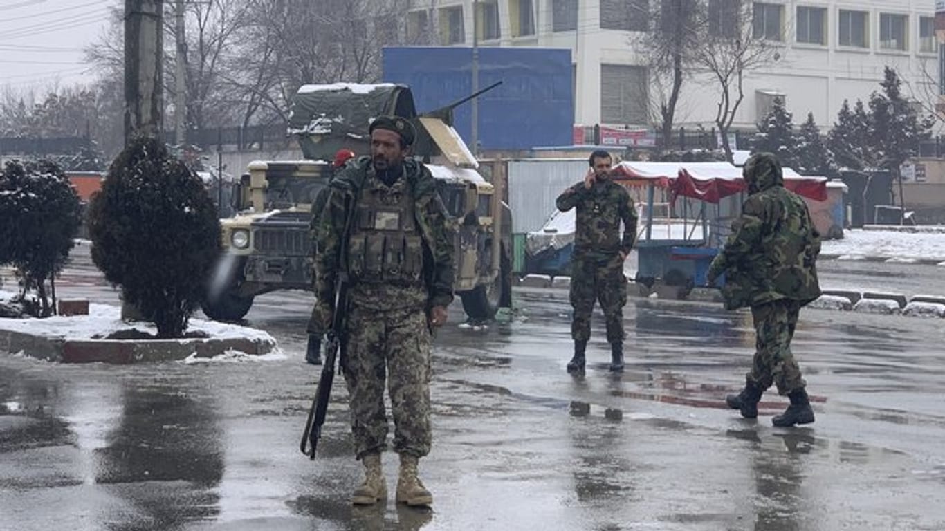 Soldaten sichern in Kabul eine Straße in der sich zuvor eine Explosion ereignet hatte.