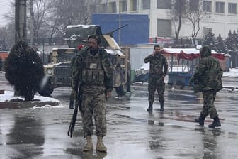 Soldaten sichern in Kabul eine Straße in der sich zuvor eine Explosion ereignet hatte.