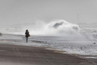 Orkantief "Sabine" über der Nordseeküste: Bis zum Dienstagabend gilt eine Sturmflut-Warnung.