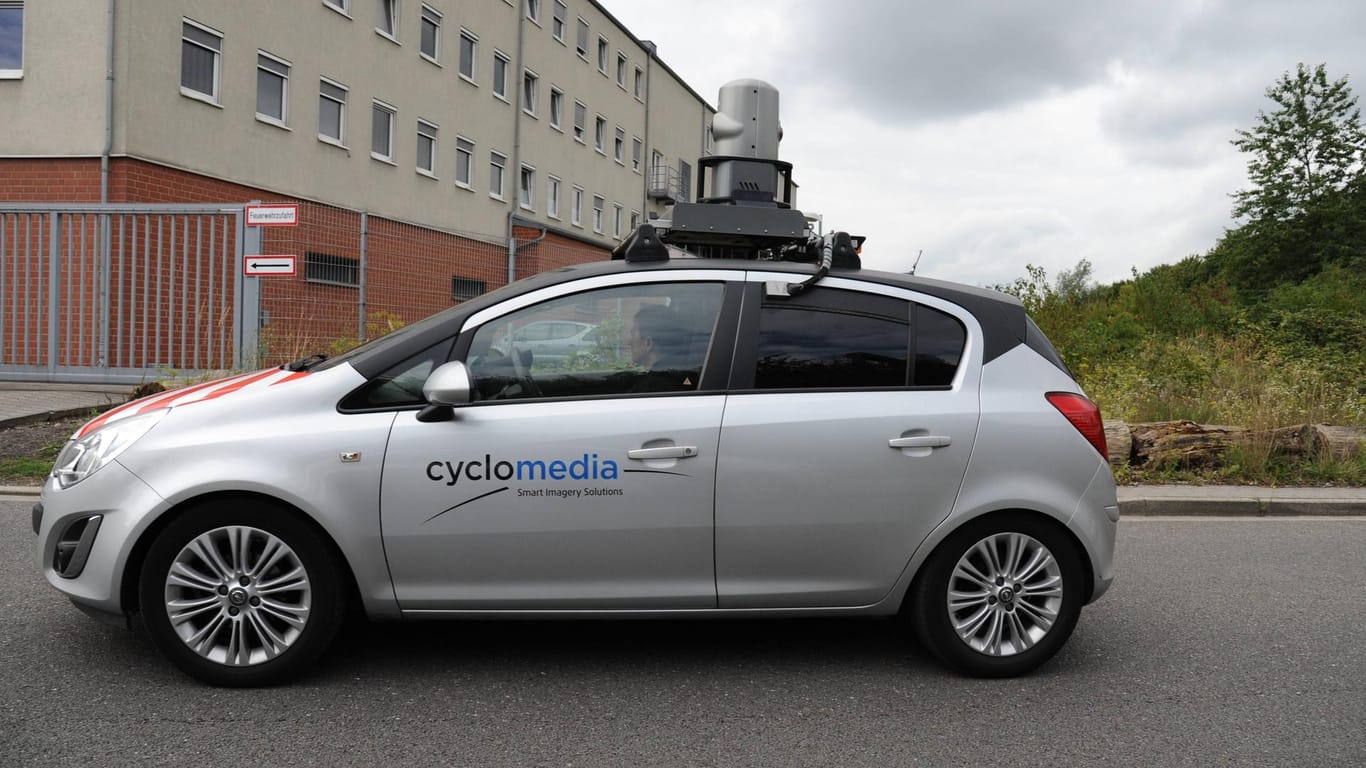 Ein Auto der Firma Cyclomedia mit Kamera auf dem Dach in Düsseldorf: Solche Autos sind auch in Köln unterwegs.