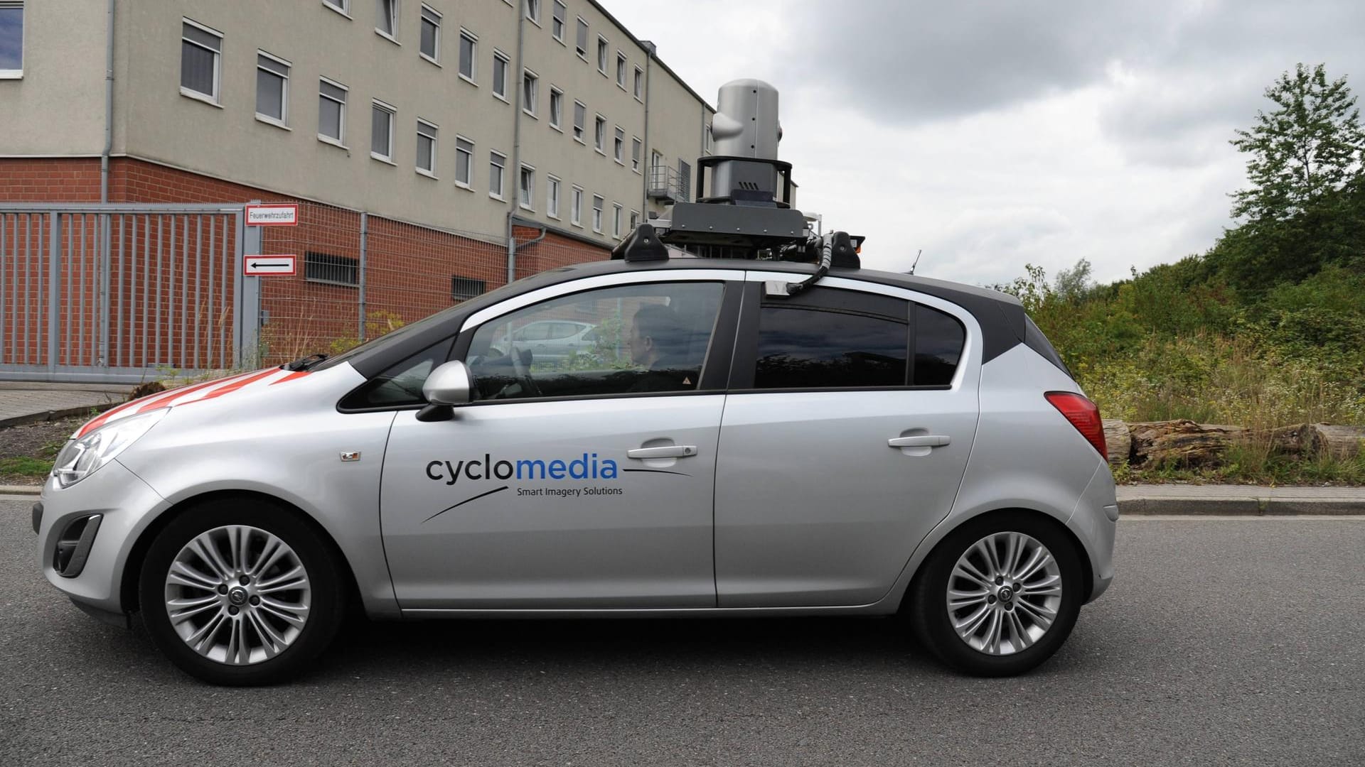 Ein Auto der Firma Cyclomedia mit Kamera auf dem Dach in Düsseldorf: Solche Autos sind auch in Köln unterwegs. Ein Auto der Firma Cyclomedia mit Kamera auf dem Dach in Düsseldorf: Solche Autos sind auch in Köln unterwegs.
