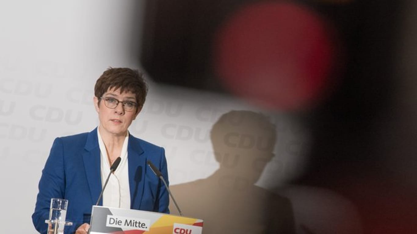 CDU-Chefin Annegret Kramp-Karrenbauer gibt die Ambitionen auf die Kanzlerkandidatur auf.