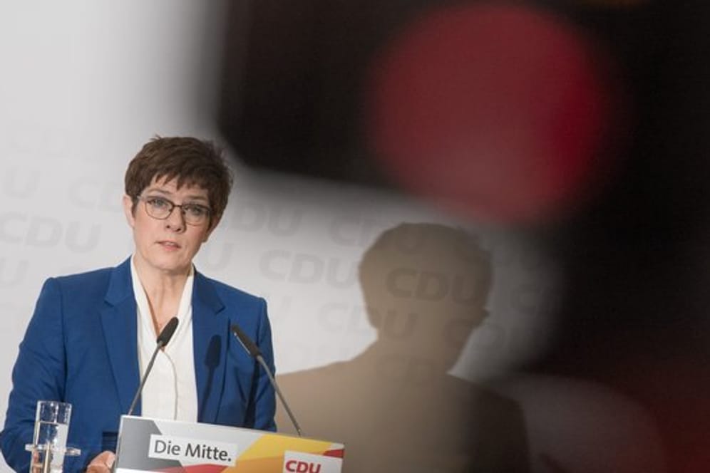 CDU-Chefin Annegret Kramp-Karrenbauer gibt die Ambitionen auf die Kanzlerkandidatur auf.