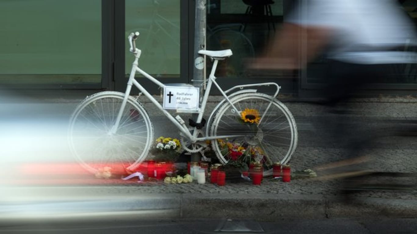 Das sogenannte Geisterrad erinnert an einen Radfahrer, der von einem rechts abbiegenden LKW getötet wurde.
