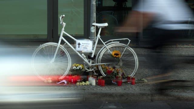 Das sogenannte Geisterrad erinnert an einen Radfahrer, der von einem rechts abbiegenden LKW getötet wurde. Das sogenannte Geisterrad erinnert an einen Radfahrer, der von einem rechts abbiegenden LKW getötet wurde.