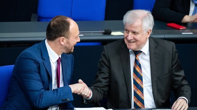 Horste Seehofer über Marco Wanderwitz: "Er war eine starke Säule in meinem Ministerium". Horste Seehofer über Marco Wanderwitz: "Er war eine starke Säule in meinem Ministerium".