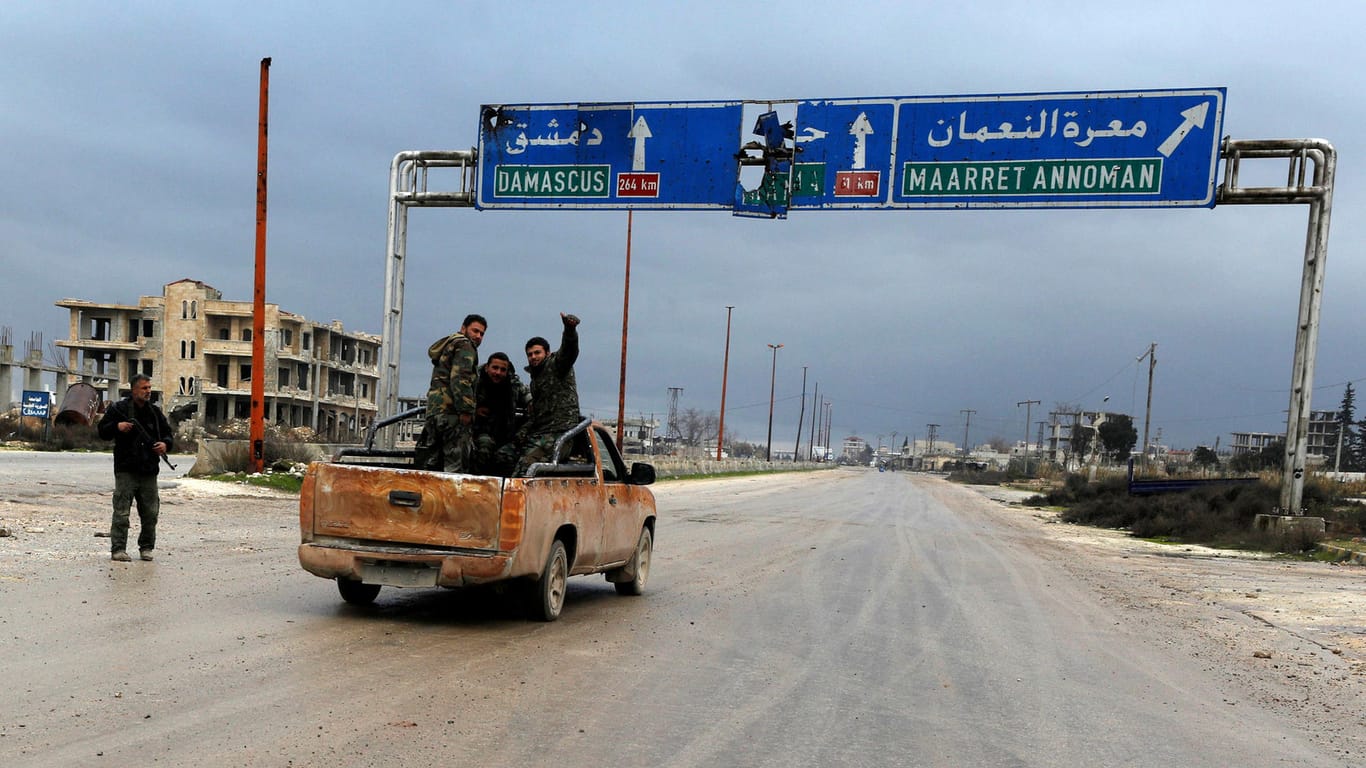 Syrische Soldaten auf einer Autobahn in Idlib: Die eroberste Autobahn M5 verbindert die Hauptstadt Damaskus mit der nordsyrischen Großstadt Aleppo. (Archivbild)